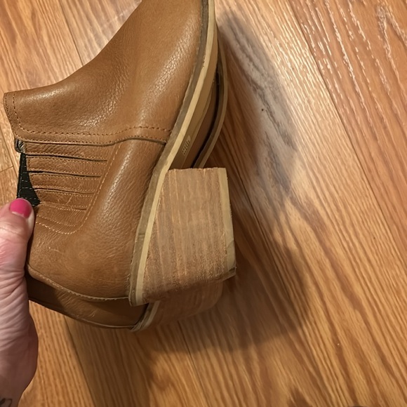 Boots - Picture 8 of 10